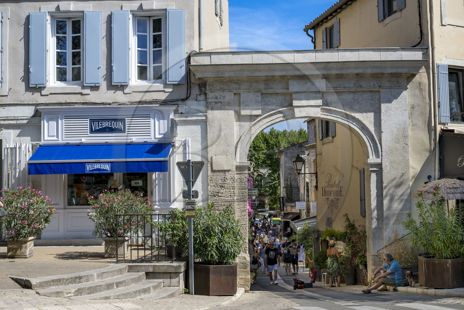 France, Bouches-du-Rhône (13), Parc Naturel Régional des Alpilles, Saint-Rémy-de-Provence, rue de la Commune derrière la Porte Saint-Paul qui marque l'entrée de la vieille ville
