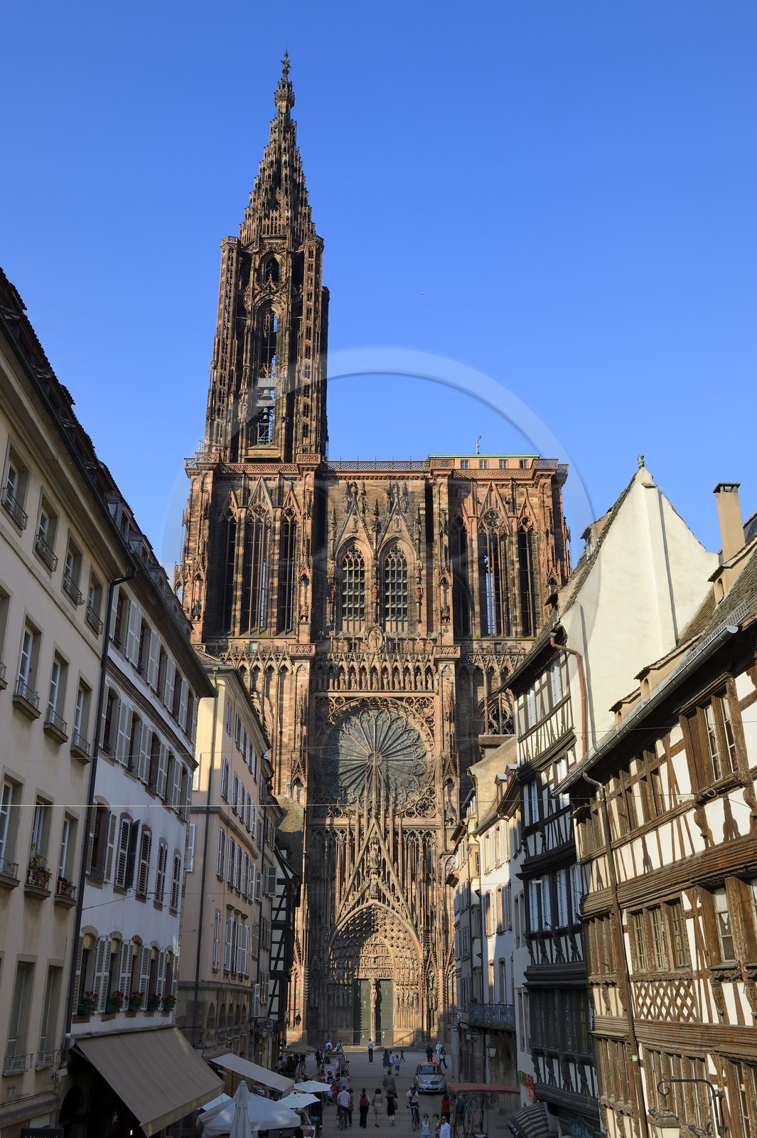 France, Bas-Rhin (67), Strasbourg, vieille ville classée au Patrimoine Mondial de l'UNESCO, la cathédrale Notre-Dame et la rue mercière