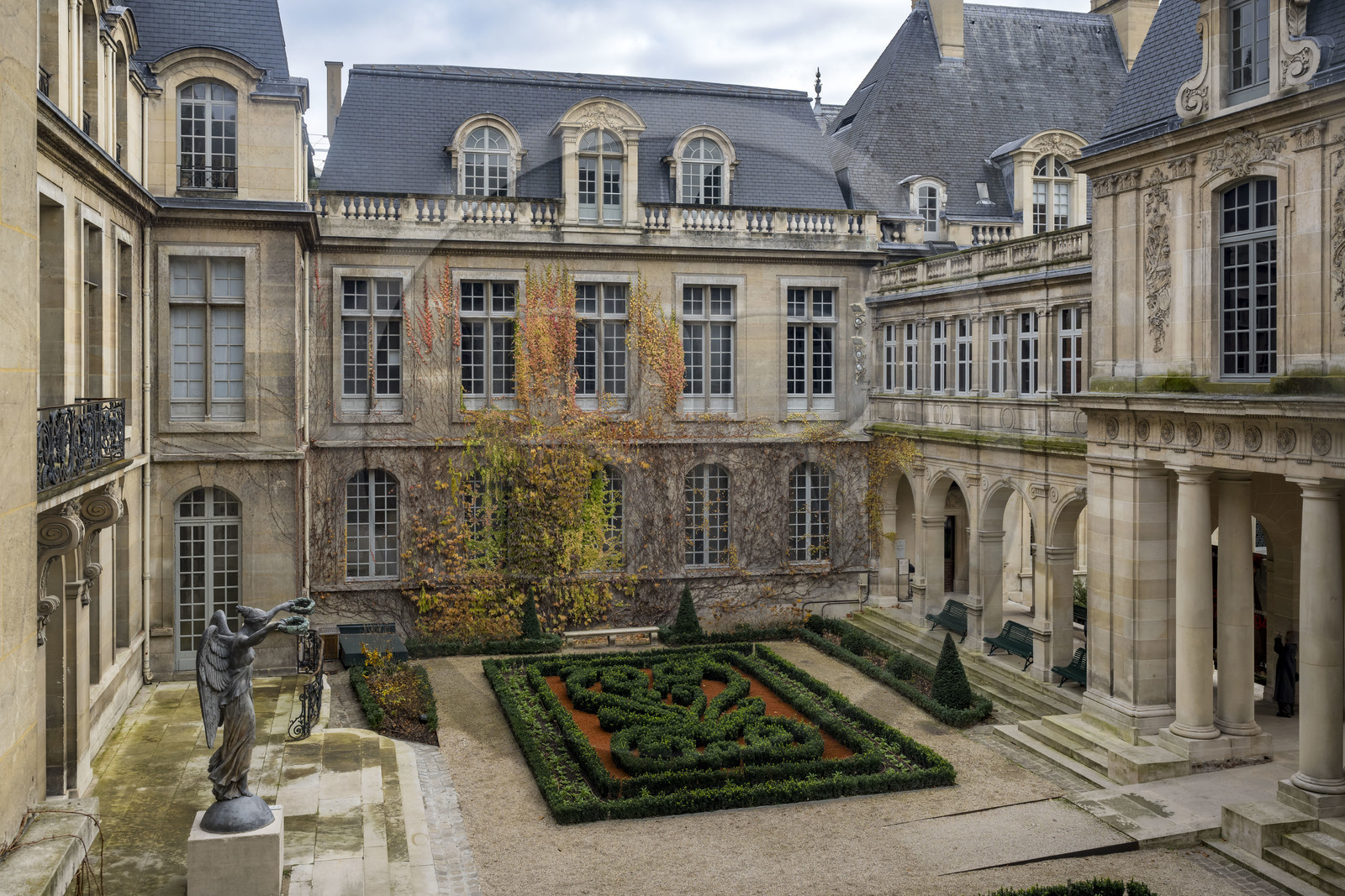 France, Paris (75), quartier du Marais, Musée Carnavalet, les jardins et la statue original de la Victoire qui trône au sommet de la fontaine du Palmier sur la place du Châtelet
