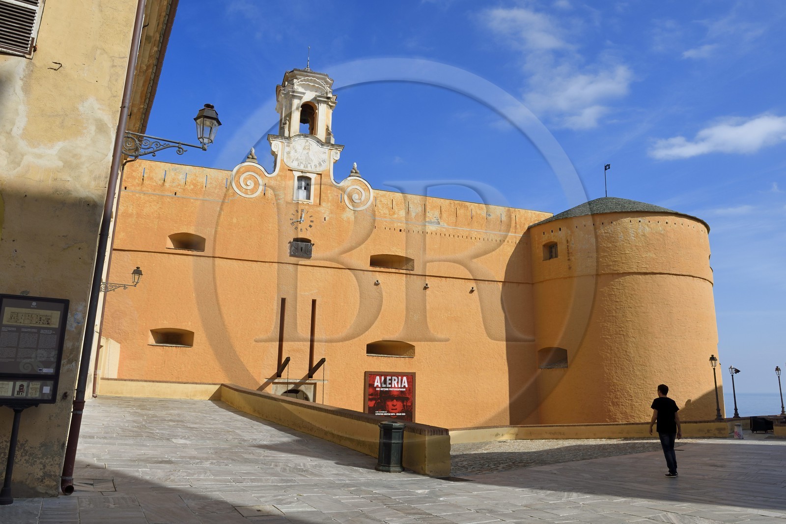 France, Haute-Corse (2B), Bastia, la Citadelle quartier de Terra-Nova, l'ancien palais des gouverneurs génois qui héberge le Musée d'Histoire de Bastia, entrée principale par l'ancien pont-levis sur la place du Donjon