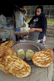 Azerbaïdjan, région de Shaki, Kish, fabrication au four traditionnel du pain tendir (tandir) par la famille Garazada réfugiée du Haut-Karabagh depuis 1994