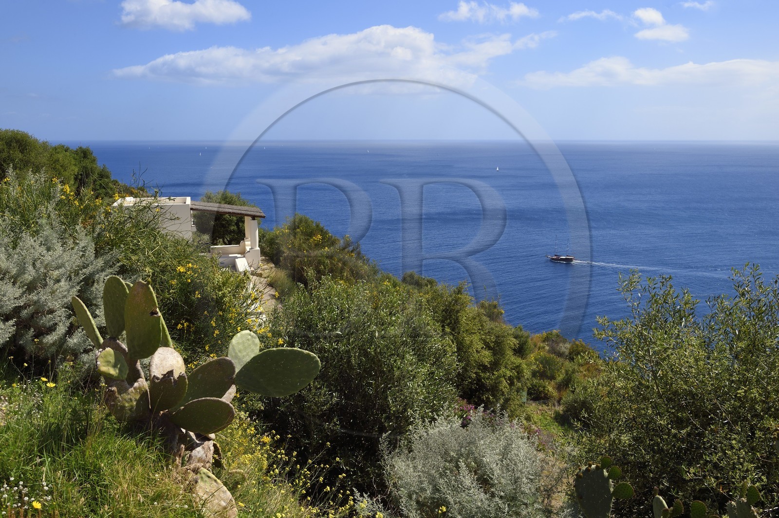 Italie, Sicile, iles Eoliennes, classées Patrimoine Mondial de l'UNESCO, Ile de Lipari, maison traditionnelle sur la cote Sud-Est