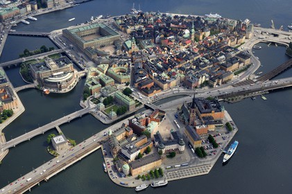 Sweden, Stockholm, Gamla Stan island (old town), island of Riddarholmen with Riddarholmen church (Riddarholmskyrkan) in the foreground, the Parliament and the Royal Palace in the background on the left (aerial view)