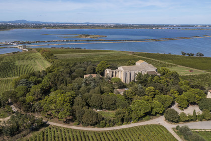 France, Hérault (34), Villeneuve-lès-Maguelone (Palavas-Les-Flots), cathédrale Saint-Pierre-et-Saint-Paul de Maguelone des XIIème et XIIIème siècles sur son île en bordure du canal du Rhône à Sète (vue aérienne)