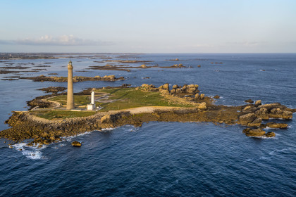 France, Finistère (29), Pays des Abers, Ile Vierge dans l'archipel de Lilia, le phare de l'Ile Vierge, le plus haut phare d'Europe avec 82,5 mètres, et l'ancien phare de 1845 (vue aérienne)