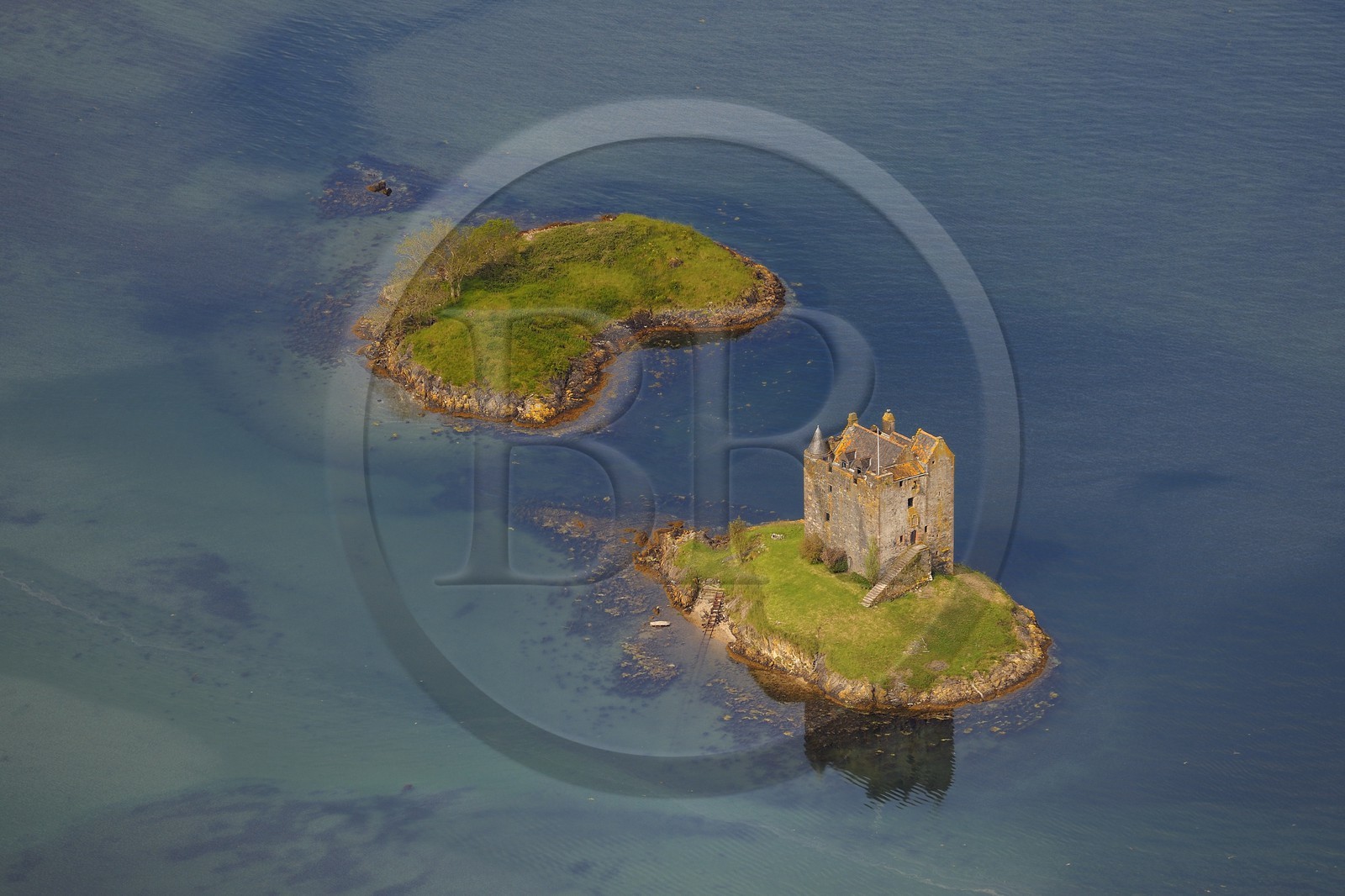 Royaume-Uni, Ecosse, Highland, Port Appin, le château de Stalker est une maison tour à quatre étages se trouvant sur îlot du Loch Laich dans un bras de mer du Loch Linnhe (vue aérienne)