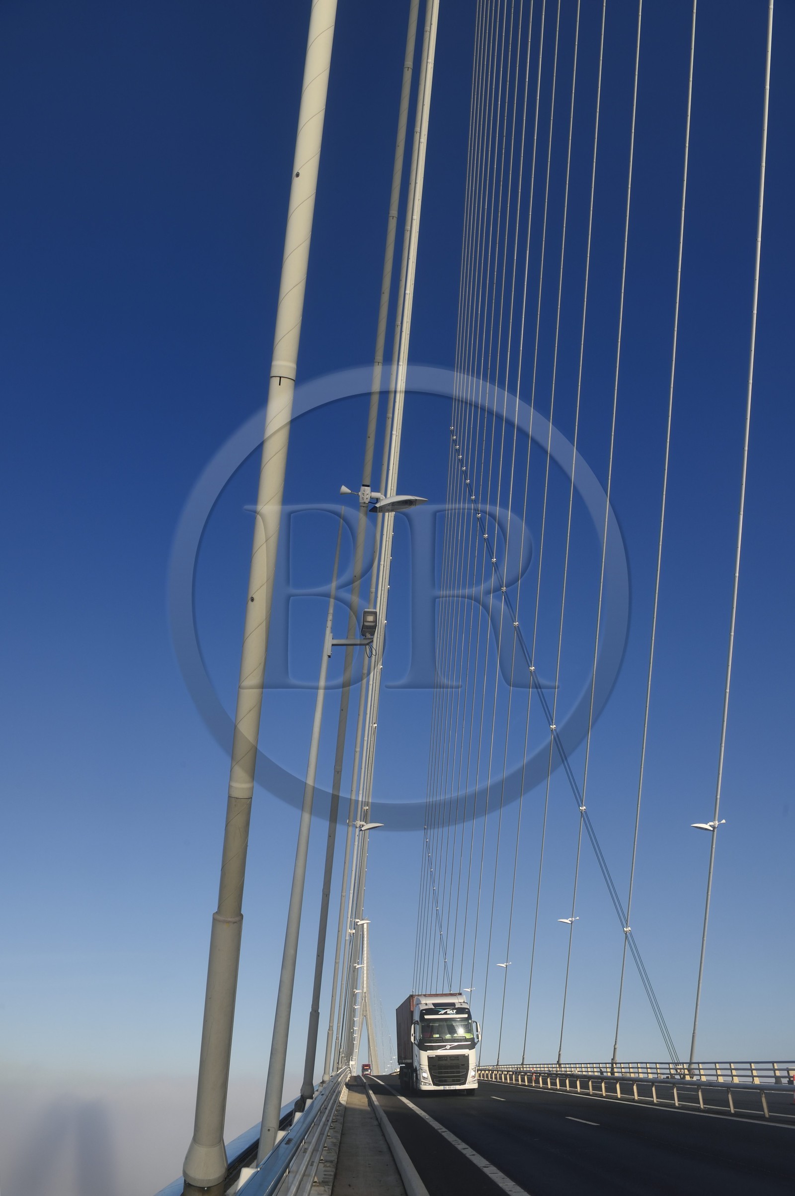 France, entre Calvados (14) et Seine-Maritime (76), le Pont de Normandie enjambe la Seine dans le brouillard France, entre Calvados (14) et Seine-Maritime (76), le Pont de Normandie enjambe la Seine dans le brouillard