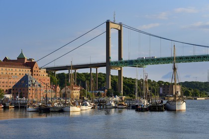 Suède, Västra Götaland, Göteborg (Gothenburg), le petit port de Klippans (Klippans angbatsbrygga) et l'hotel Novotel sous le pont d'Älvsborg en arrière plan
