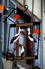 France, Haut-Rhin (68), Eguisheim, labellisé Les Plus Beaux Villages de France, une enseigne de restaurant