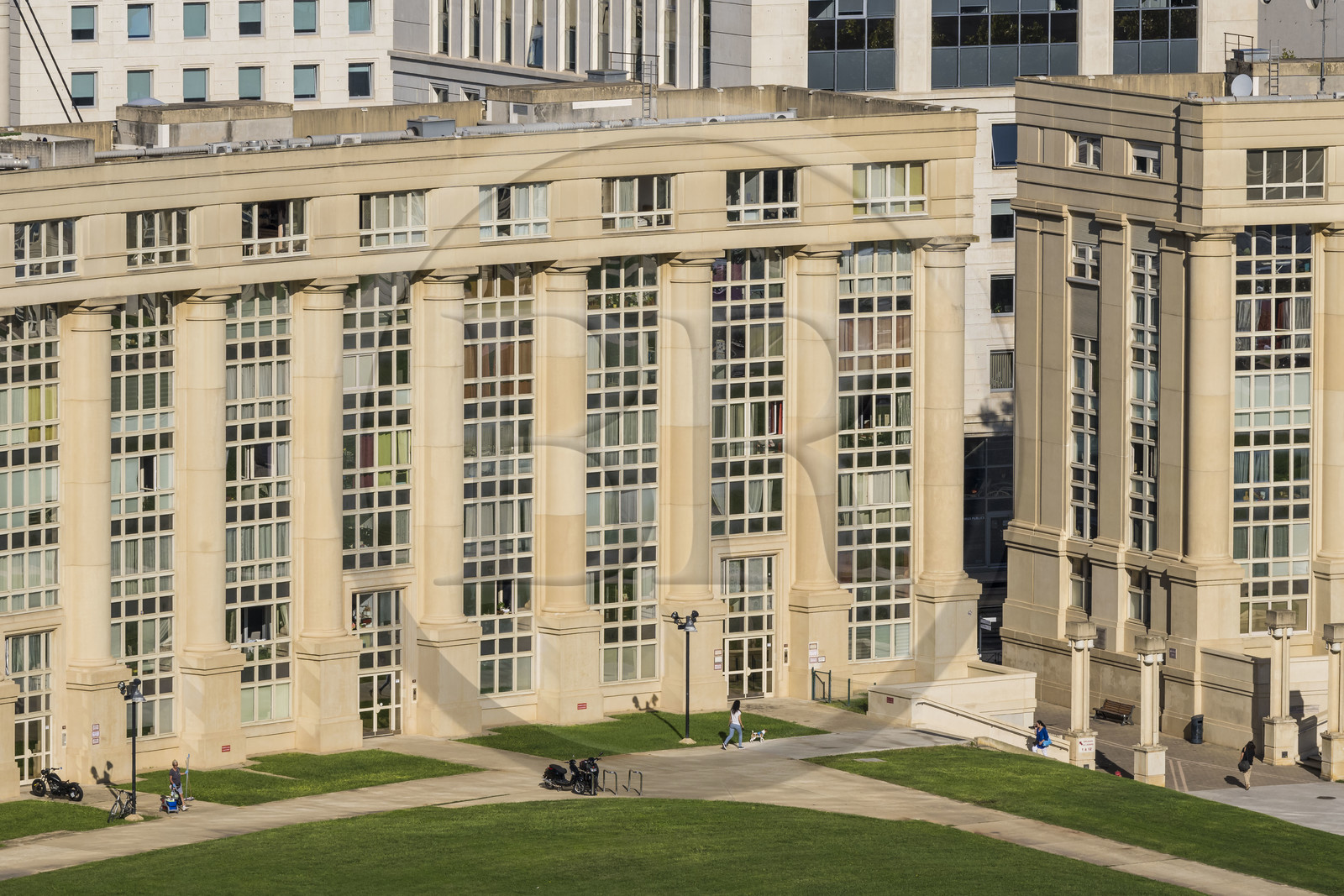 France, Hérault (34), Montpellier, quartier d'Antigone conçu par l'architecte catalan Ricardo Bofill, immeubles à colonnades sur la place de l'Europe