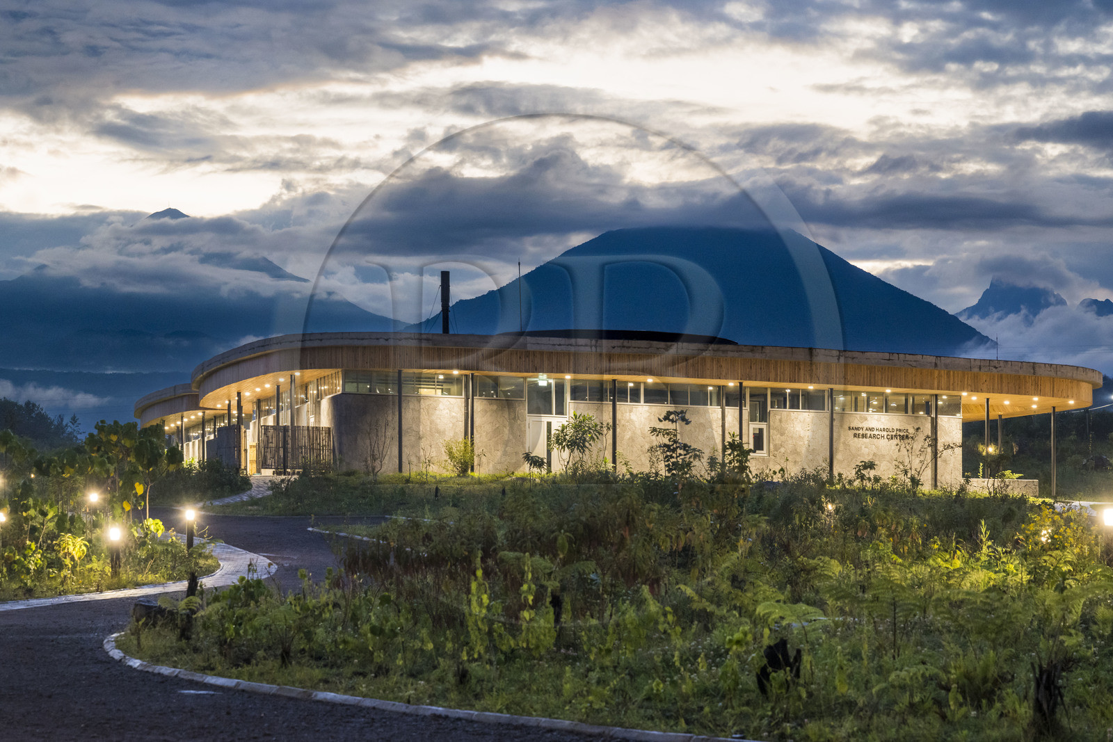 Rwanda, Province du Nord, District de Musanze (Ruhengeri), Kinigi, Campus Ellen DeGeneres du Dian Fossey Gorilla Fund par l'architecte MASS Design Group, le batiment du Sandy and Harold Price Research Center, le Mont Karisimbi à gauche et le Mont Visoke au centre puis le Mont Mikeno (situé au Congo) à droite en arrière plan