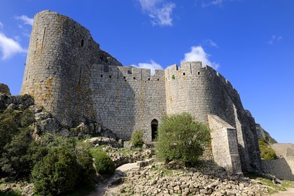 France, Aude, Peyrepertuse, the ruins of Cathar castle built in XIIth century, donjon of the lower court