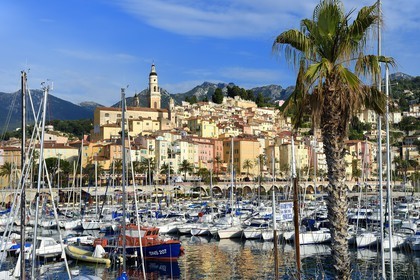 France, Alpes-Maritimes (06), Menton, le port et la vieille ville dominée par la Basilique Saint Michel