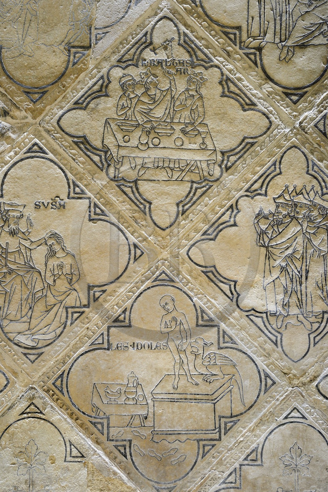 France, Marne (51), Reims, la basilique Saint-Rémi classée Patrimoine Mondial de l'UNESCO, construite aux alentours de l'An mil, ancien pavage de l'abbaye Saint-Nicaise en pierres gravées avec incrustations de plomb