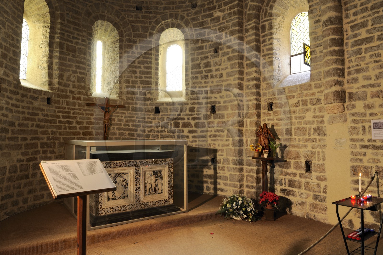 France, Hérault (34), village médiéval de Saint-Guilhem-le-Désert, étape du pélerinage de Saint-Jacques-de-Compostelle, labellisé Les Plus Beaux Villages de France, abbaye de Gellone du XIe siècle classée Patrimoine Mondial de l'UNESCO, l’autel de Guilhem (XIIes) est un exceptionnel meuble liturgique fait de marbre blanc & noir et incrusté de verres colorés