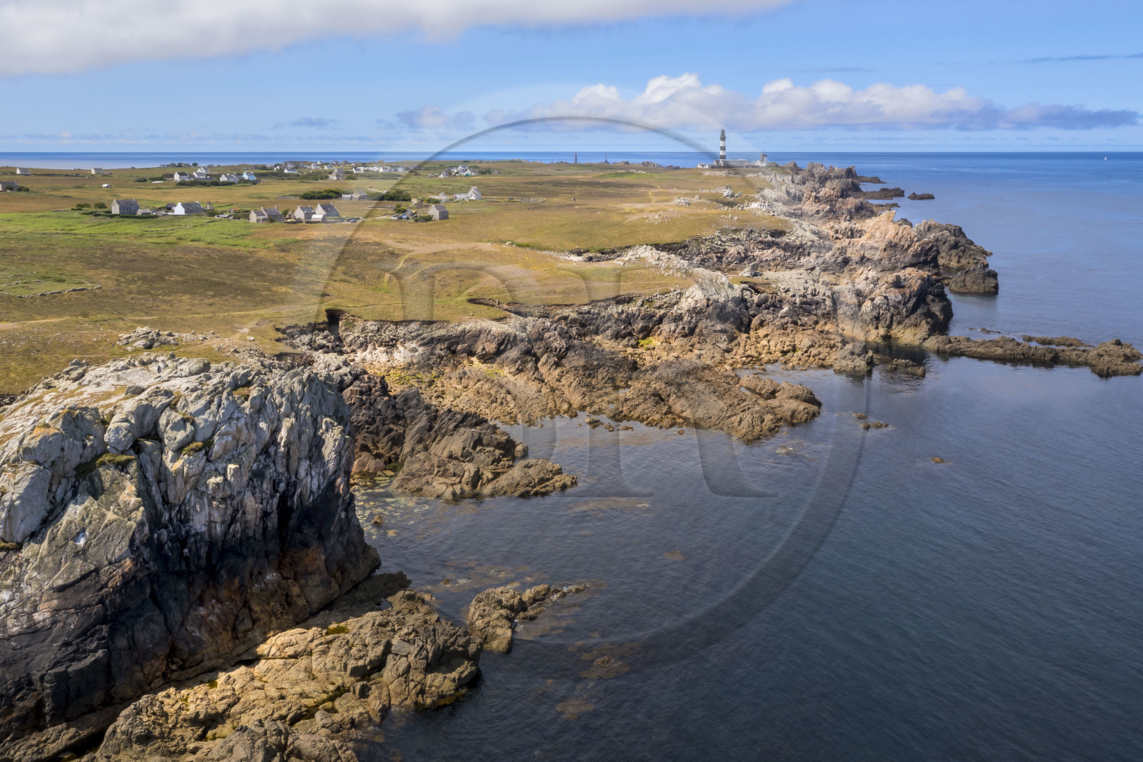 France, Finistère (29), Mer d'Iroise, Ile d'Ouessant, la cote dechiquetée et les rochers de la cote Nord, le phare du Créac'h en arrière plan (vue aérienne)