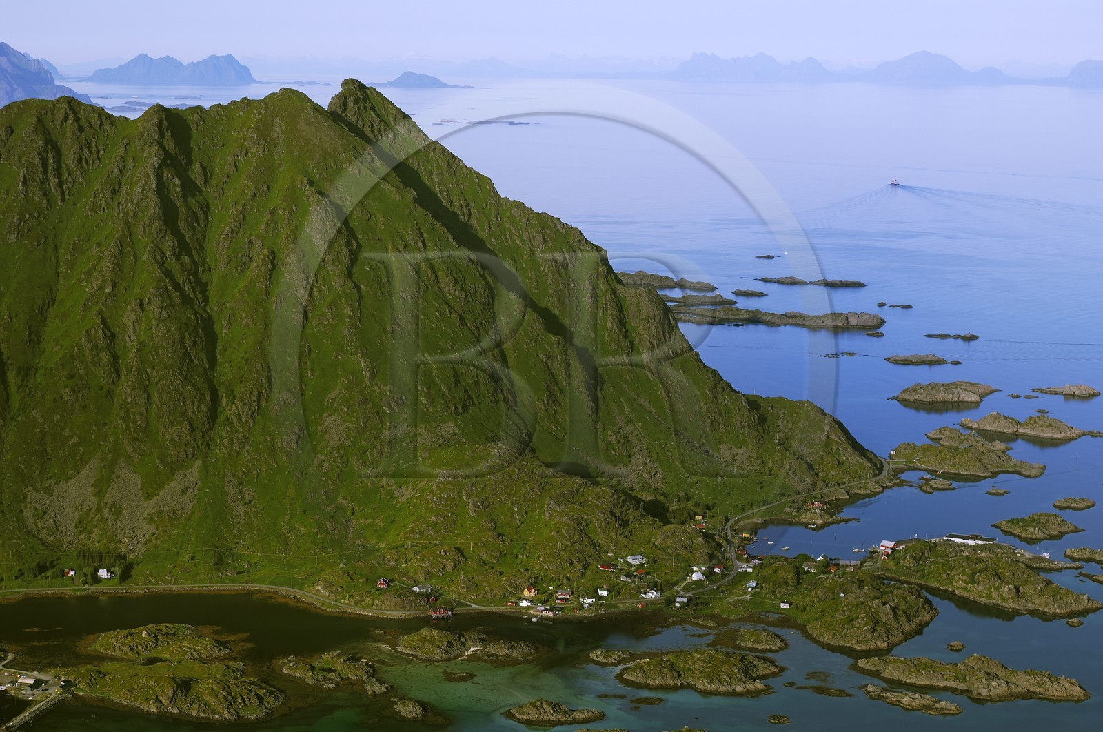 Norvège, Nordland, Iles Lofoten, Ile de Vestvagoy (vue aérienne)