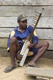 Gabon, province de Ogooué- Maritime, Omboué, région du Loango, joueur de harpe africaine n'gombi
