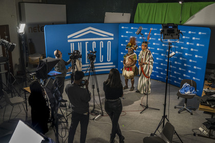 France, Paris (75), siège de l’UNESCO, interview du chef Papou Mundiya Kepanga et du leader amazonien du peuple Ashaninka au Brésil Benki Piyako