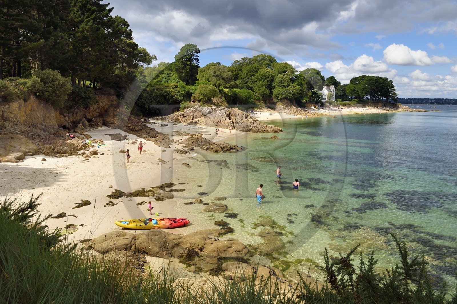 France,  Finistère (29), Fouesnant, le littoral entre le Cap Coz et la Pointe de Beg Meil, plage que longe le sentier cotier