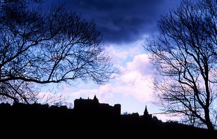France, Côte-d'Or (21), Châteauneuf-en-Auxois, la silhouette du château fort et le village perché