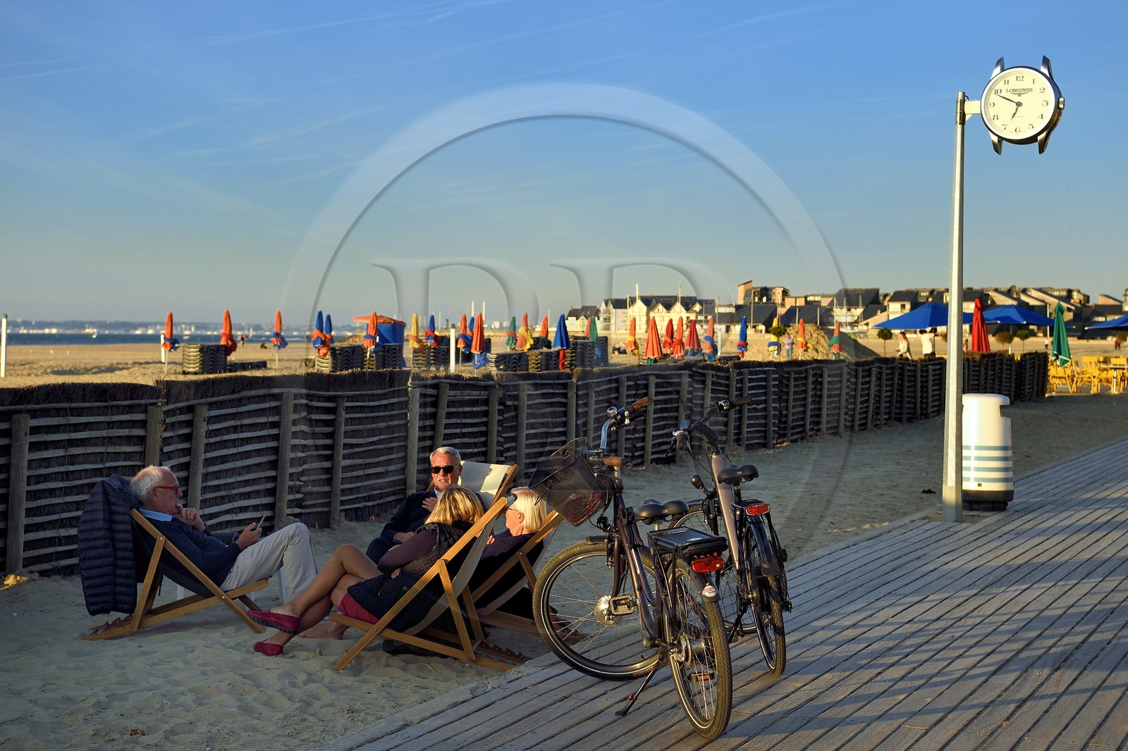 France, Calvados (14), Pays d'Auge, Deauville, vélo électrique sur les célèbres Planches sur la plage