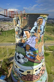 Afrique du Sud, province de Gauteng, Johannesburg, Orlando Towers qui dominent le quartier d'Orlando du township de Soweto, une des deux tours de refroidissement de la centrale d'Orlando