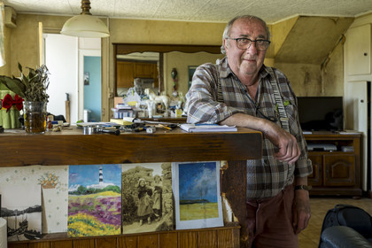 France, Finistère (29), Mer d'Iroise, Ile d'Ouessant, Eugene Malgorn, ancien marin de commerce ouessantin, dans sa maison