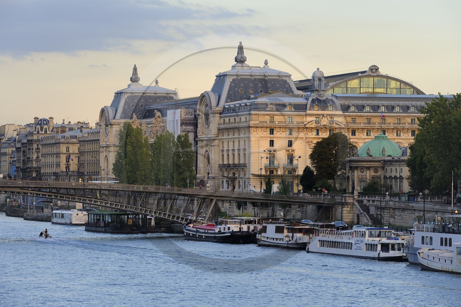 France, Paris (75), rive gauche, le musée National d'Orsay, aménagé dans l'ancienne Gare d'Orsay (1898) et la passerelle Léopold-Sédar-Senghor, anciennement passerelle Solférino