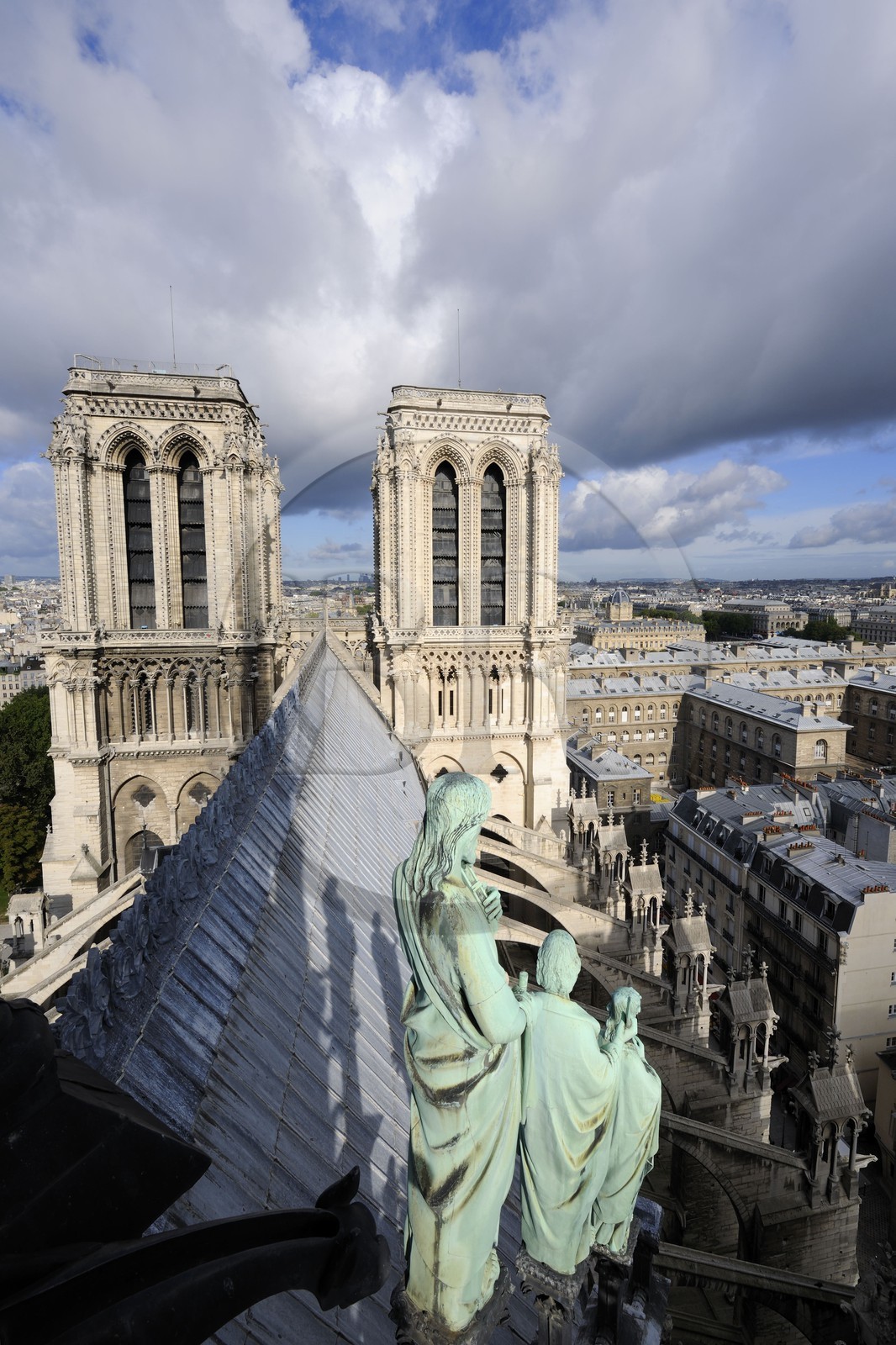 France, Paris (75), île de la Cité, la cathédrale Notre-Dame depuis la flèche qui domine les statues de cuivre vert-de-grisé des douze apôtres avec les symboles des quatre évangélistes