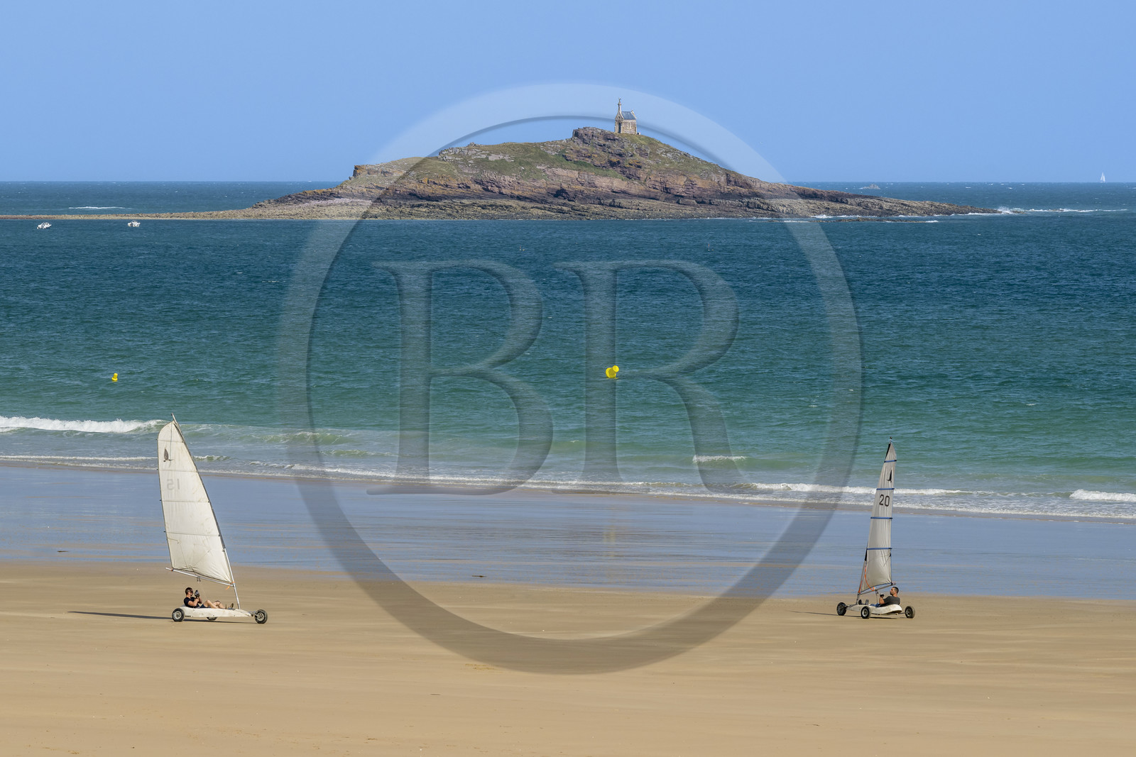 France, Côtes d'Armor (22), Grand Site de France Cap d'Erquy – Cap Fréhel, Fréhel, plage de Sables-d'Or-les-Pins et la chapelle Saint-Michel en arrière plan