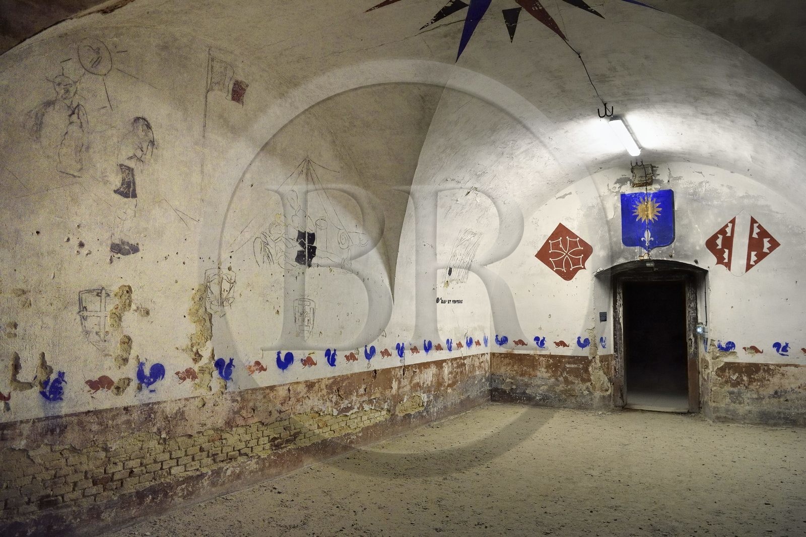 France, Haut-Rhin (68), Neuf-Brisach, Musée d'Art Urbain et de Street Art (MAUSA) hébergé dans une ancienne casemate de la citadelle de Vauban classée Patrimoine Mondial de l'UNESCO, les dessins, écritures et pochois de cette salle ont été réalisés en 1945 par des scouts venus se réfugier lors des bombardements