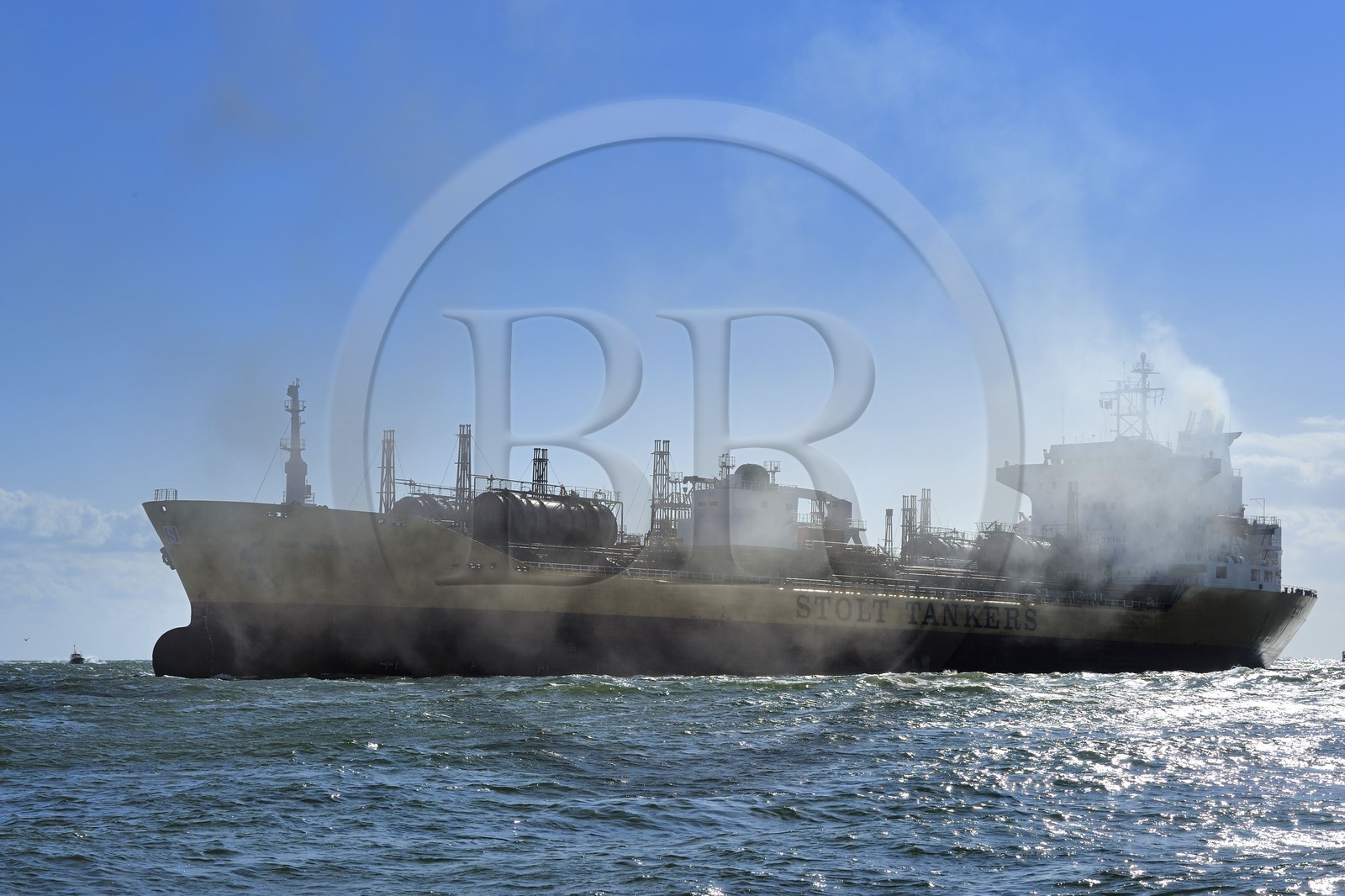 France, Seine-Maritime (76), Le Havre, le Navire-citerne Stolt Sapphire arrive au port accompagné de remorqueur et du bateau pilote