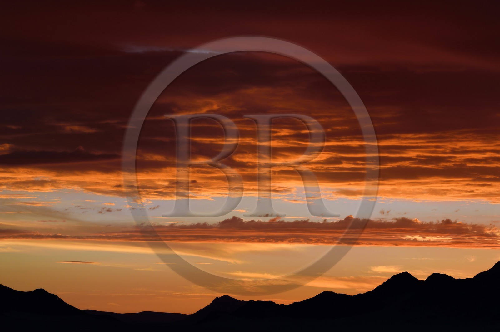 Namibie, région de Hardap, désert du Namib à l'Est du parc national Namib Naukluft vers Sossusvlei, embrasement du ciel au coucher de soleil