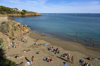 France, Hérault (34), Sète, crique de l'Anau - la Conque avec une plage de sable fin et d’eau turquoise située aux pieds des falaises de la ville