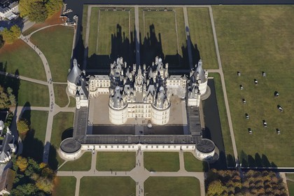 France, Loir et Cher (41), Vallée de la Loire classée Patrimoine Mondial de l' UNESCO, château de Chambord, façade Est (vue aérienne)