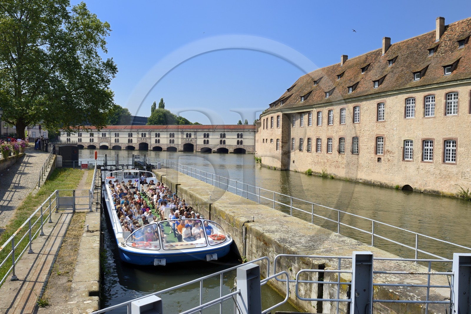 France, Bas Rhin (67), Strasbourg, vieille ville classée au Patrimoine Mondial de l'UNESCO, quartier de la Petite France, le barrage Vauban et l'ENA dans l'ancienne prison pour femmes à droite France, Bas Rhin (67), Strasbourg, vieille ville classée au Patrimoine Mondial de l'UNESCO, quartier de la Petite France, le barrage Vauban et l'ENA dans l'ancienne prison pour femmes à droite