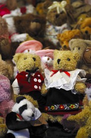 France, Haut Rhin (68), Colmar, vente d'ours en peluche (dont un couple alsaciens) dans une cabane du Marche de Noel