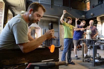 France, Moselle (57), Meisenthal, Centre international d'Art verrier (CIAV), fabrication d'une boule de Noël en verre, la canne de verre est posée sur un banc appelé «gamin mécanique»