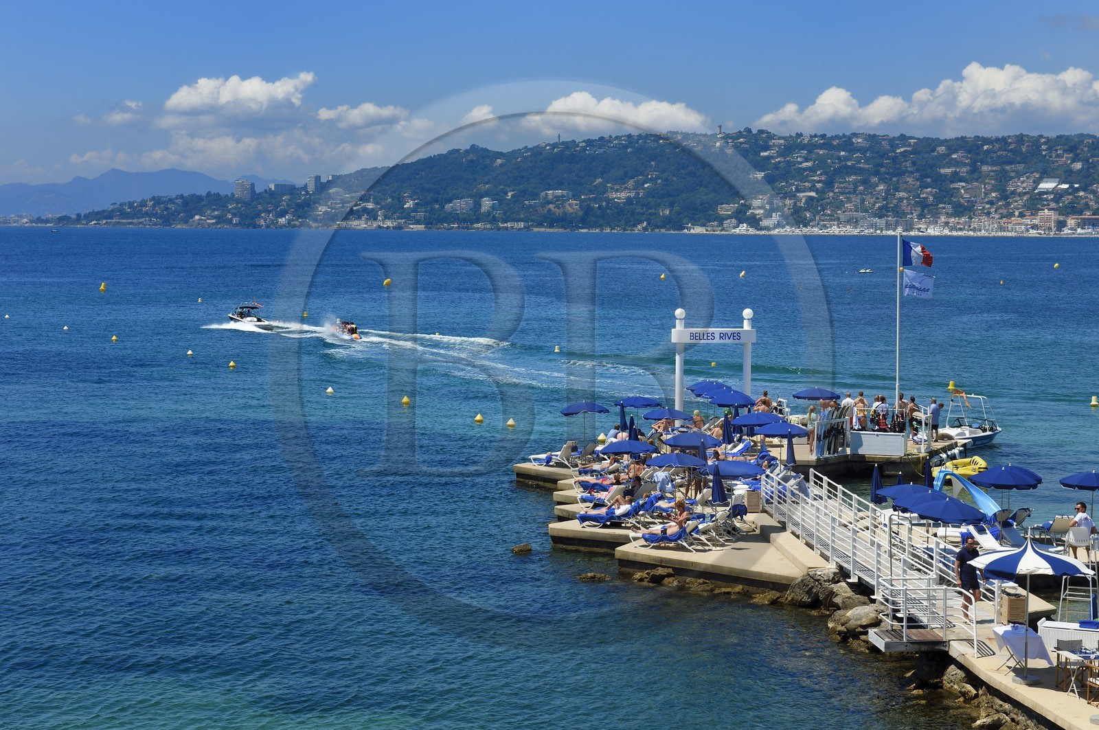 France, Alpes-Maritimes (06), Antibes,  Juan-les-Pins, ski nautique et le ponton de l'hotel Belle Rives