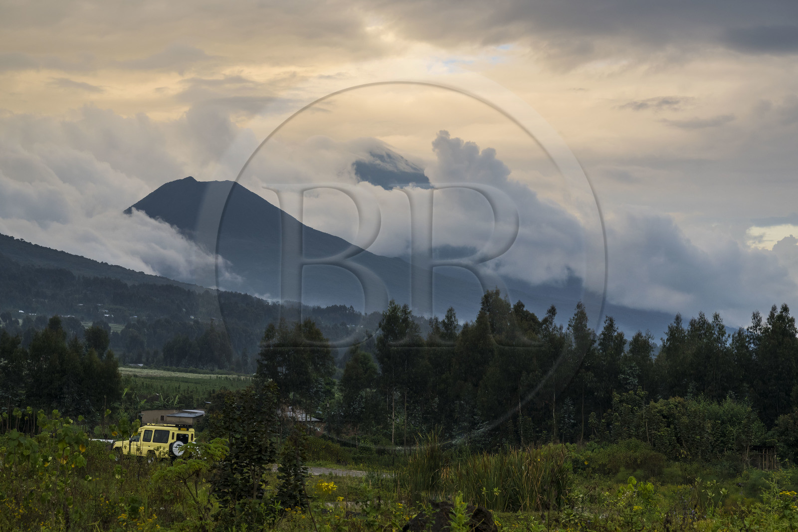 Rwanda, Province du Nord, District de Musanze (Ruhengeri), Kinigi, Campus Ellen DeGeneres du Dian Fossey Gorilla Fund, le Mont Gahinga et le Mont Muhavura (les deux à la frontière de l'Ouganda) en arrière plan
