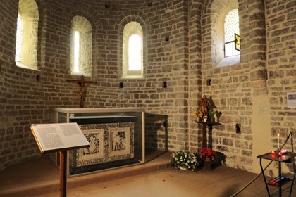 France, Hérault (34), village médiéval de Saint-Guilhem-le-Désert, étape du pélerinage de Saint-Jacques-de-Compostelle, labellisé Les Plus Beaux Villages de France, abbaye de Gellone du XIe siècle classée Patrimoine Mondial de l'UNESCO, l’autel de Guilhem (XIIes) est un exceptionnel meuble liturgique fait de marbre blanc & noir et incrusté de verres colorés