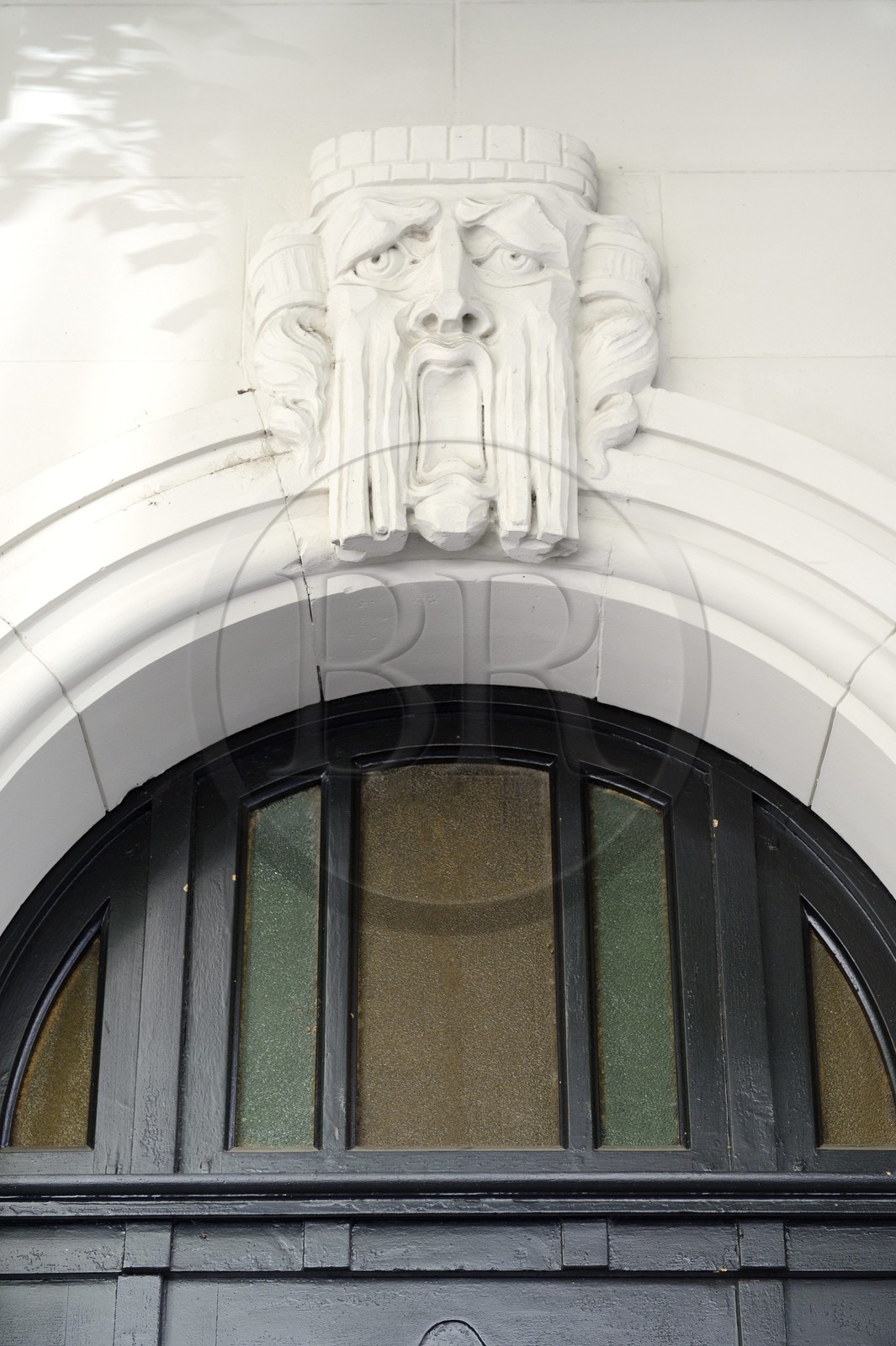 France, Bas-Rhin (67), Strasbourg, quartier de la Neustadt datant de la periode allemande, immeuble de rapport d'inspiration Art Nouveau au 34 rue Oberlin, fronton de la porte