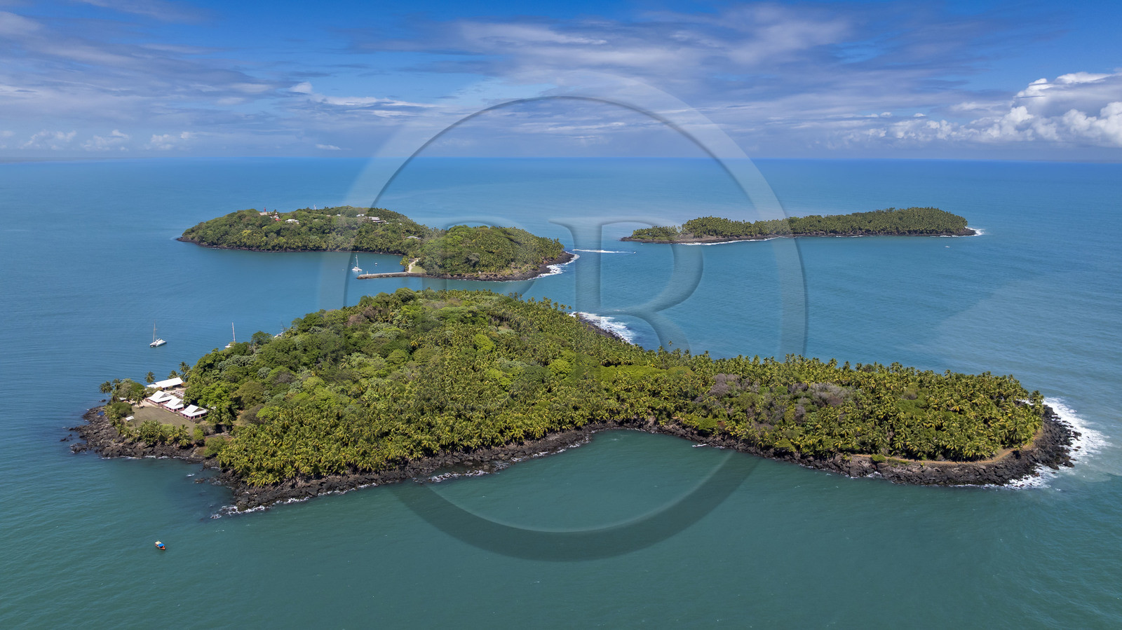 France, Guyane, Kourou, Iles du Salut, trois iles la composent, l'Ile Saint-Joseph au centre, l'Ile Royale à gauche et l'Ile du Diable à droite (vue aérienne)