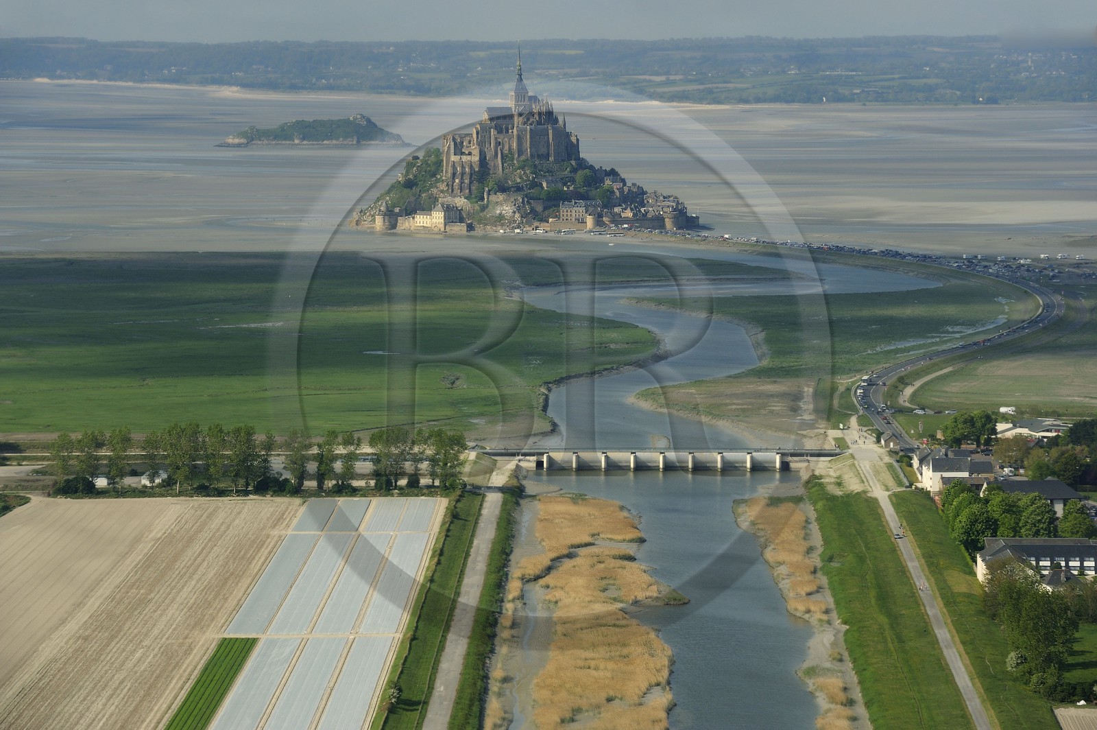 France, Manche (50), Mont-Saint-Michel, barrage sur le Couesnon (vue aérienne)