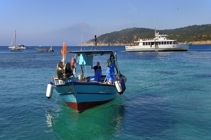 France, Var (83), Iles d'Hyères, Parc national de Port Cros, Ile du Levant, domaine naturiste d'Héliopolis, retour au port du bateau de pêche de Christophe et Brigitte Chevallier, seuls pêcheurs professionnels d'Héliopolis