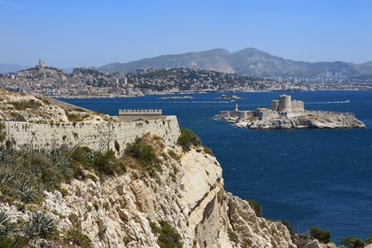 France, Bouches-du-Rhône (13), Marseille, Parc National des Calanques, Archipel des Iles du Frioul, Ile Ratonneau, entrée du Fort Ratonneau et le Chateau d'If