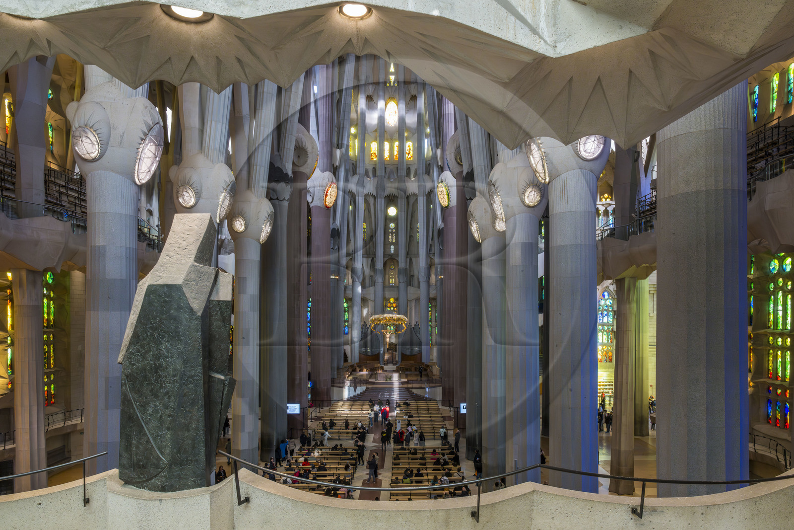 Espagne, Catalogne, Barcelone, quartier de l'Eixample, basilique de la Sagrada Familia de l'architecte du modernisme catalan Antoni Gaudi classée Patrimoine Mondial de l'UNESCO, vue de la nef depuis la facade de la Gloire, au premier plan la statue en bronze de Saint Georges par le sculpteur Subirachs