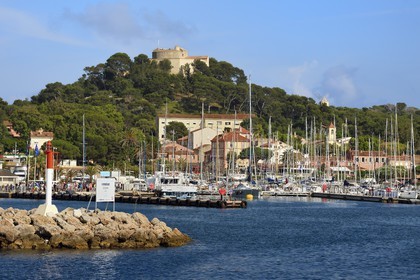 France, Var (83), Iles d'Hyères, parc national de Port Cros, Ile de Porquerolles, le port de Porquerolles dominé par le Fort Sainte-Agathe