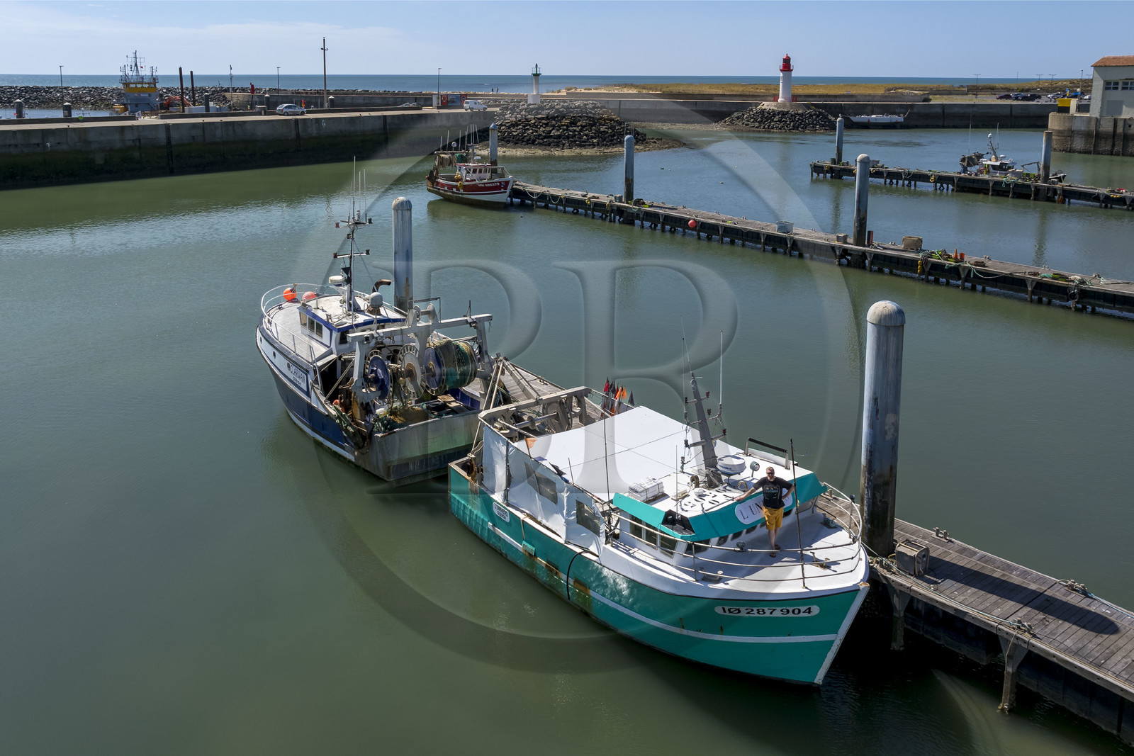 France, Charente-Maritime (17), Ile d'Oléron, port de La Cotinière, bassin à flots aménagé en 2022 au pied de la nouvelle criée, le pêcheur Yoann Crochet sur son chalutier L’Univers destiné à la pêche côtière artisanale (vue aérienne)
